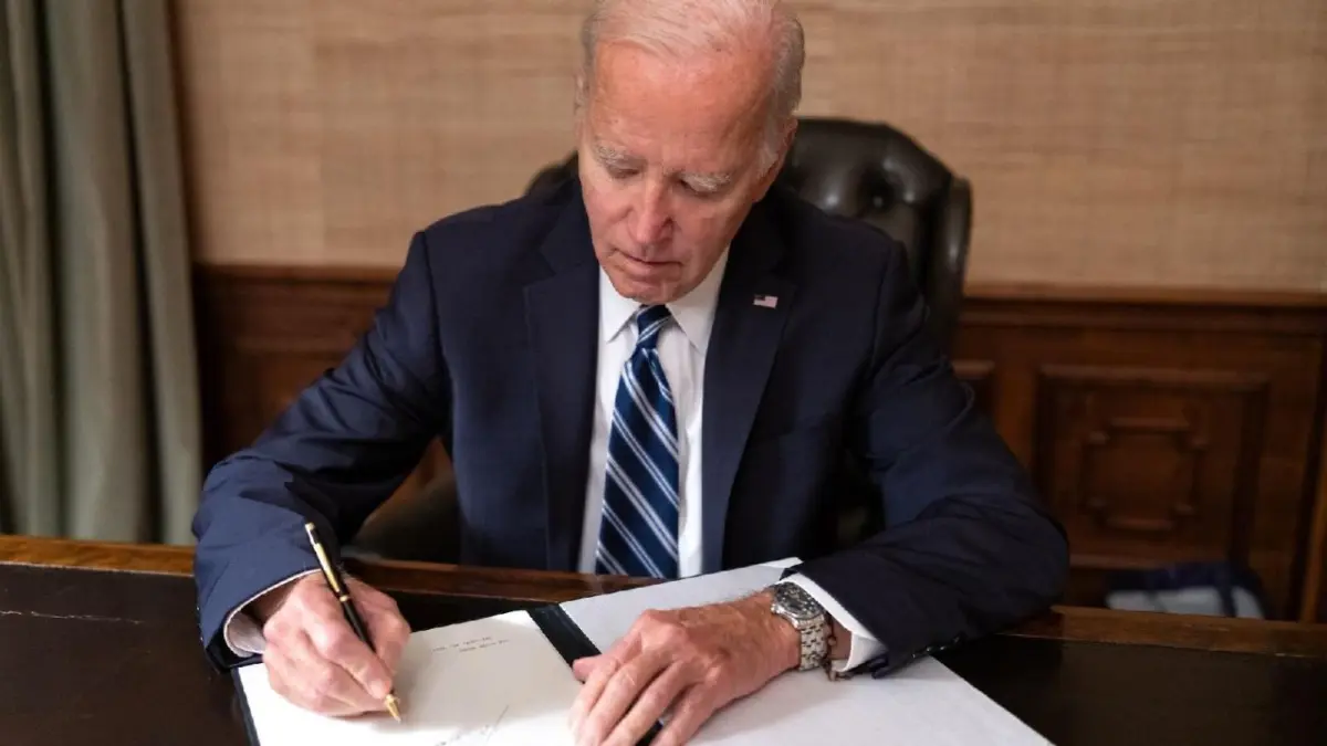 Biden firma ley que prorroga el presupuesto y evita un cierre de Gobierno