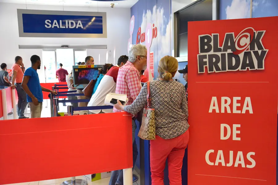 Compradores tratan de aprovechar ofertas del “Black Friday”