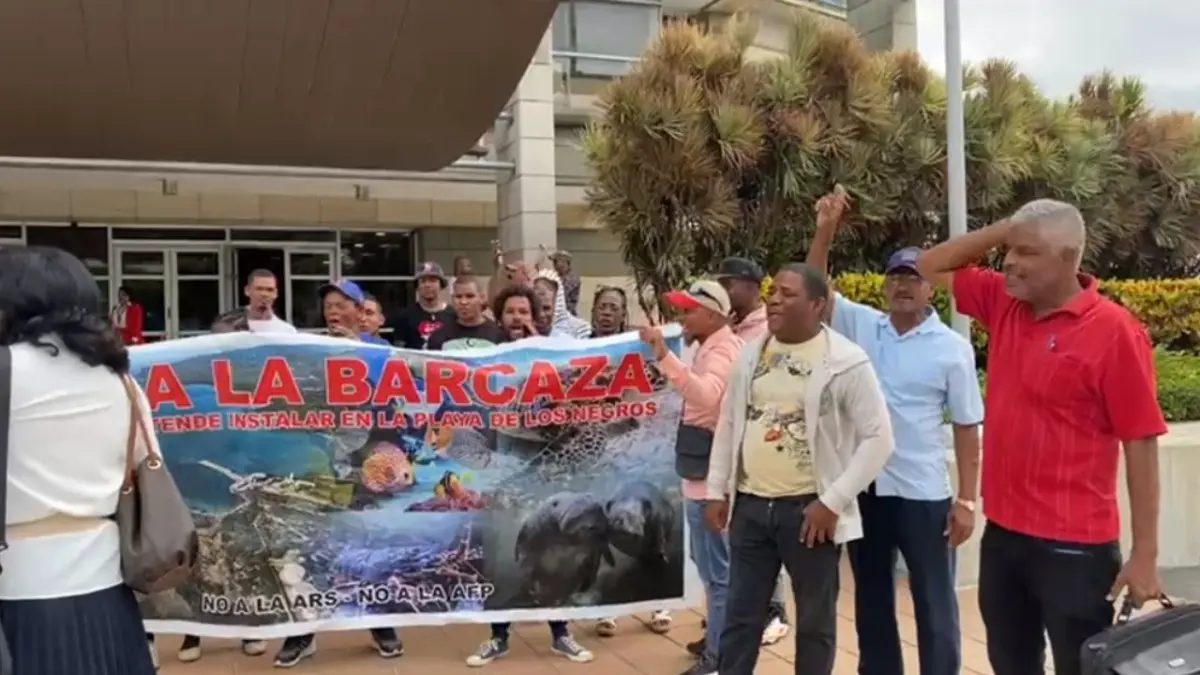 Se querellan contra funcionarios por presuntamente permitir instalación de barcazas