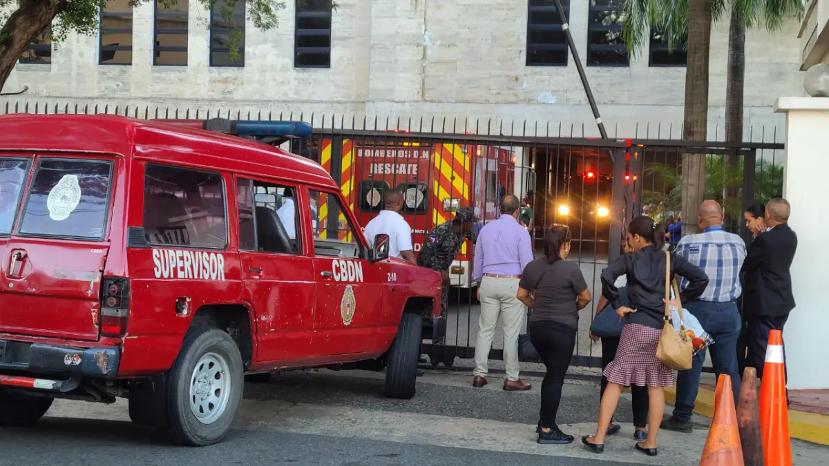Reportan incendio en el Ministerio de Educación