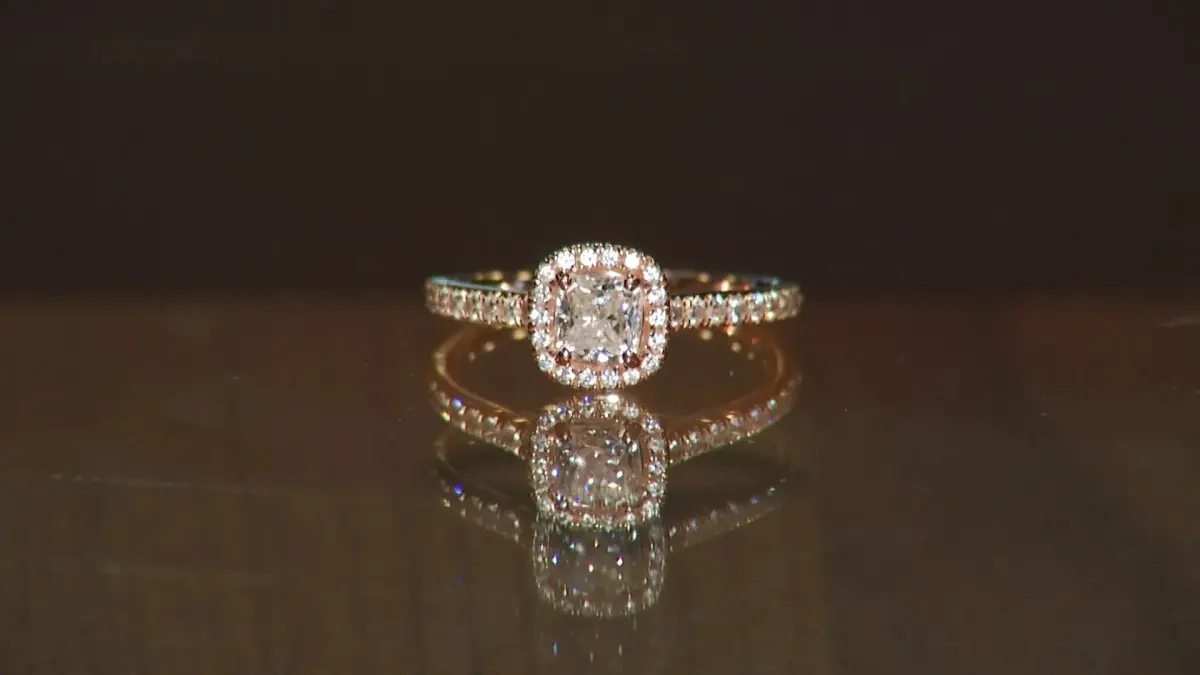 Encuentran anillo de boda perdido dentro de 20 toneladas de basura