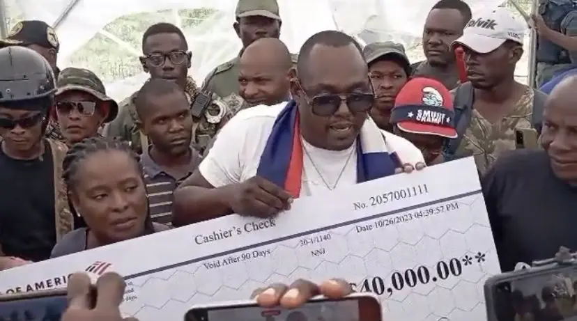 Entregan cheque por 40,000 dólares para construcción canal sobre río Masacre