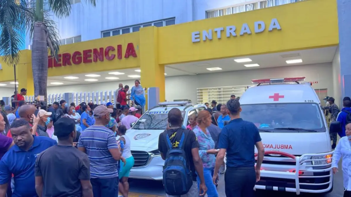 Decenas de personas buscan parientes en hospital Juan Pablo Pina