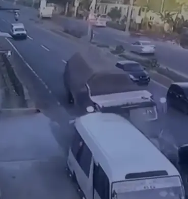 Captado en cámara momento de accidente de tránsito en Haina