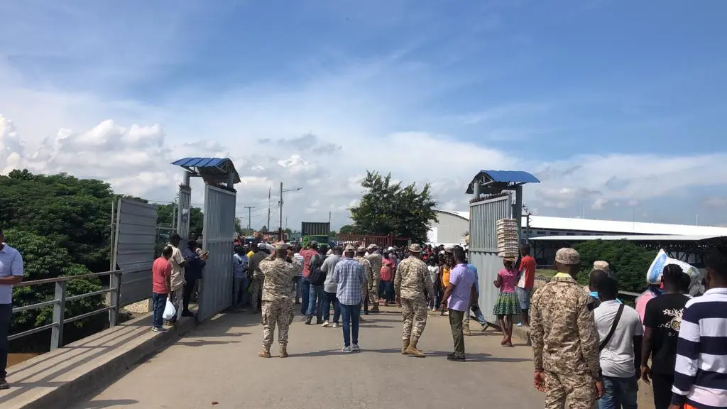 Comerciantes y haitianos violentan puerta fronteriza de Juana Méndez