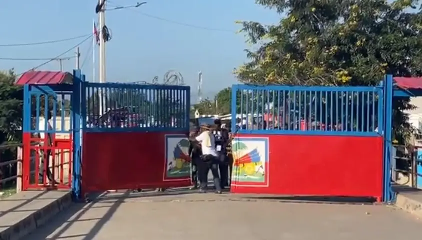 Haití abre frontera para permitir paso de vehículos y personas