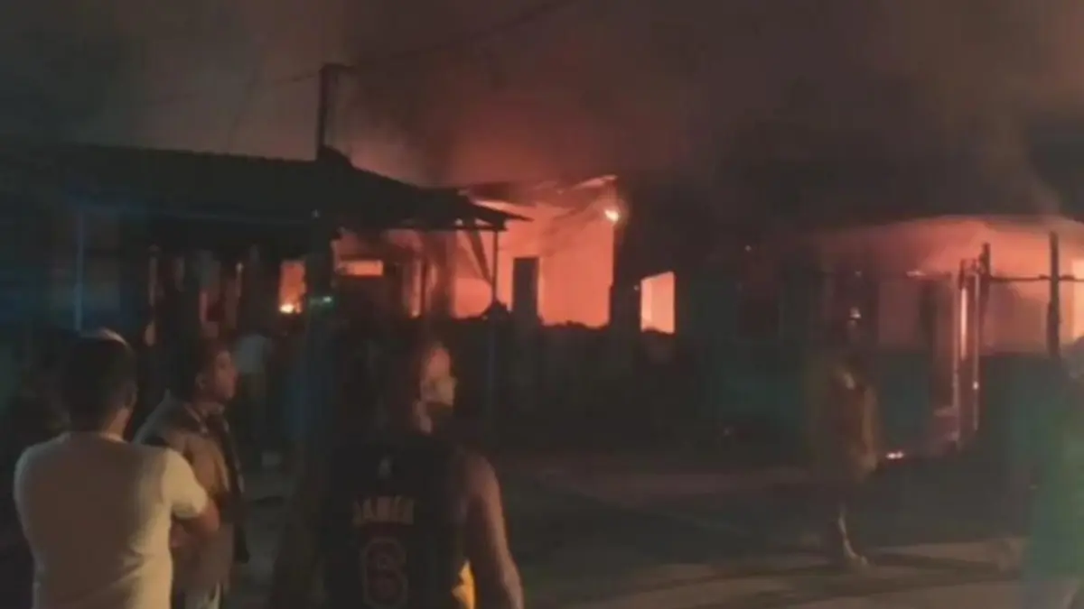 Investigan origen incendio que consumió cinco viviendas en Montecristi