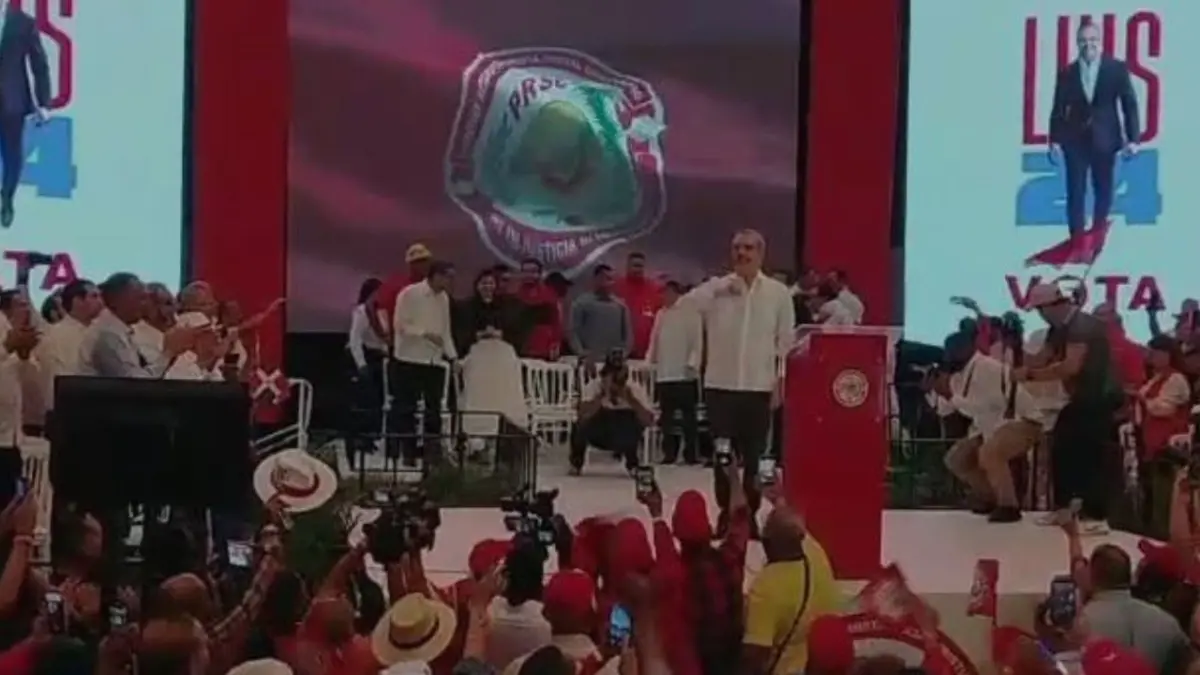 Abinader llega acto del PRSC para ser proclamado candidato