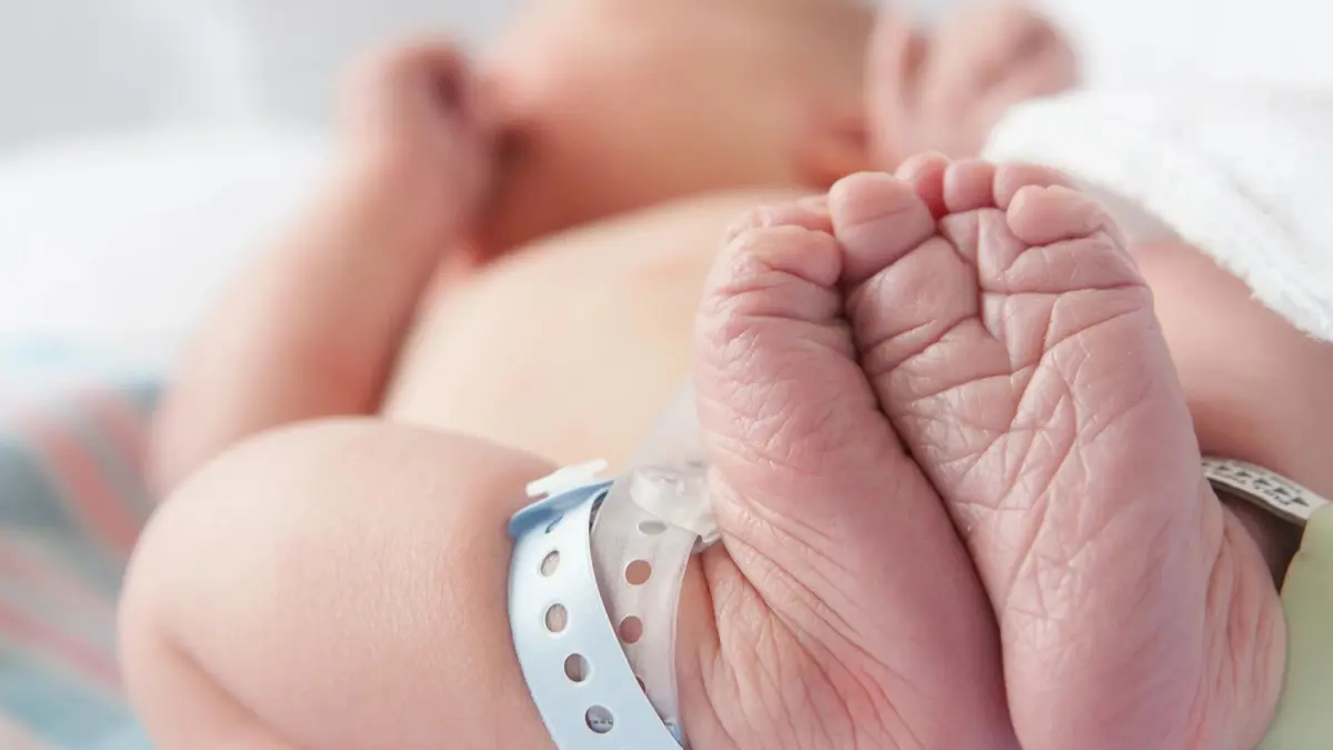 Nace primer bebé gestado por dos mujeres