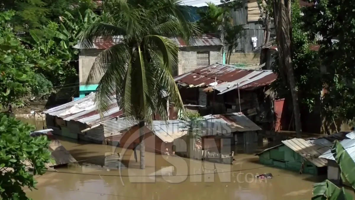 Crecida del río Ozama deja unas 67 viviendas con el agua hasta el techo