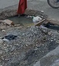 Hoyo con aguas negras mantiene en zozobra residentes del sector Enriquillo