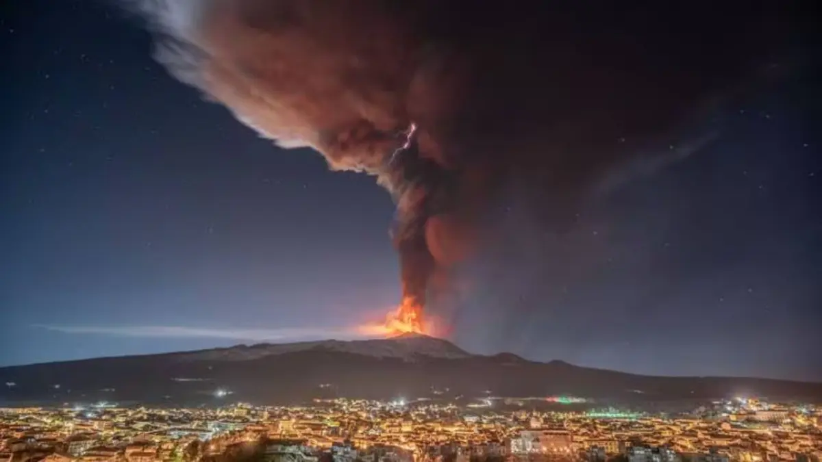 Elevan la alerta del volcán Etna al nivel amarillo en Italia