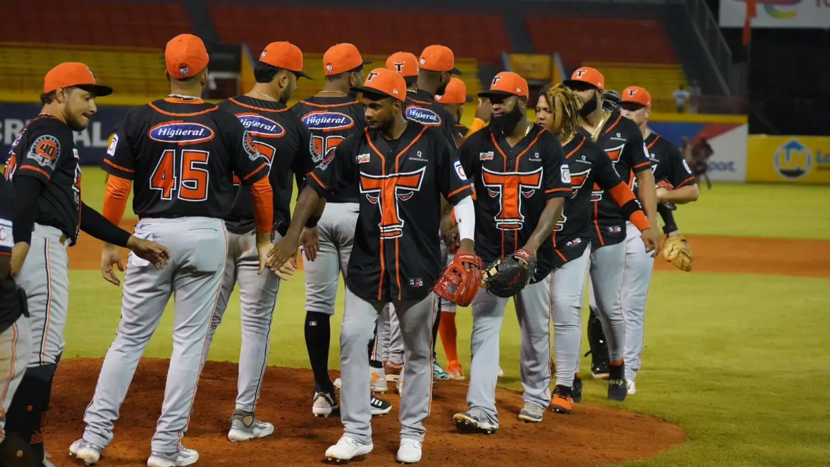 Reyes pega 2 jonrones, Rogers domina en victoria Toros sobre Aguilas