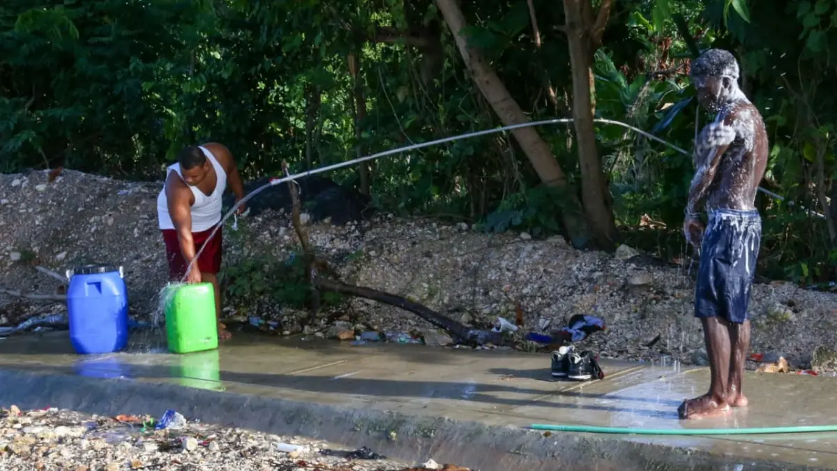 Denuncian escasez de agua; temen brote de cólera
