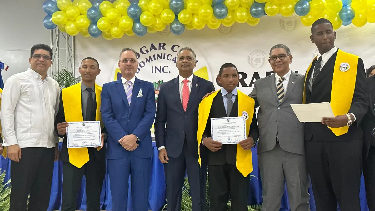 Celebran graduación de 500 personas en Hogar Crea Dominicana