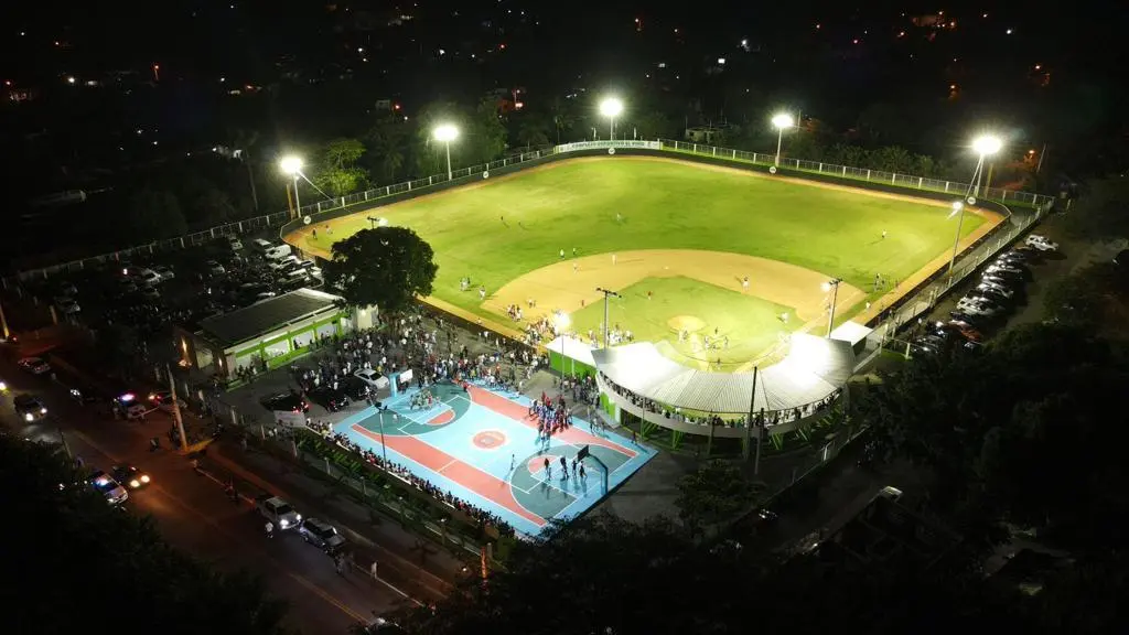 Alcalde Kelvin Cruz inaugura Complejo Deportivo en El Pino