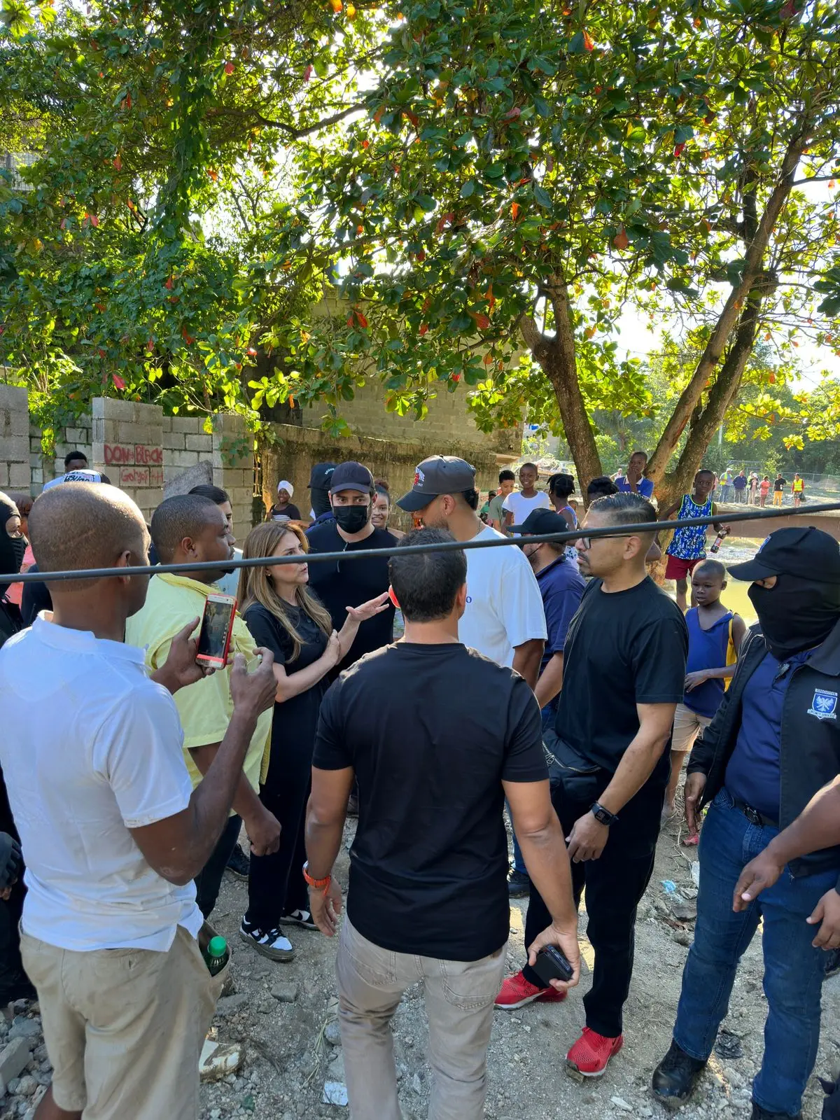 Romeo Santos recorre sector La Arenita junto a alcaldesa Carolina Mejía