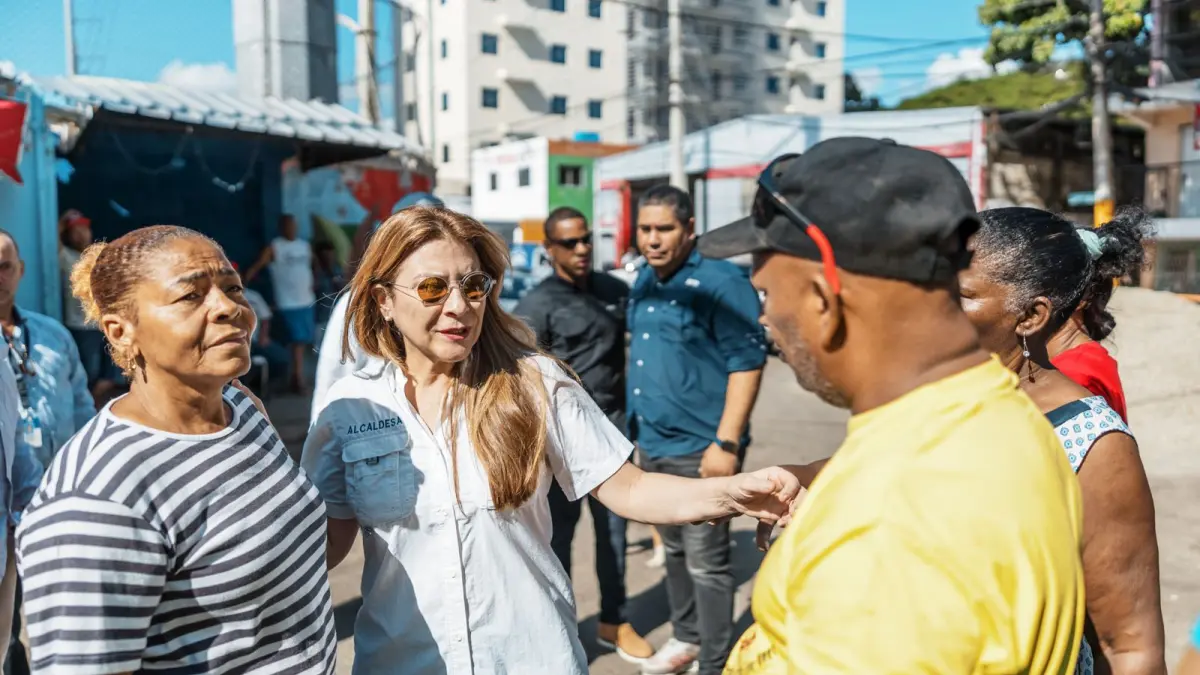 Carolina Mejía asiste a familias afectadas por las lluvias en Los Platanitos
