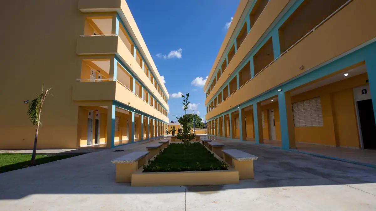 Entregan dos escuelas en Los Alcarrizos y 400 apartamentos en Nigua, San Cristóbal