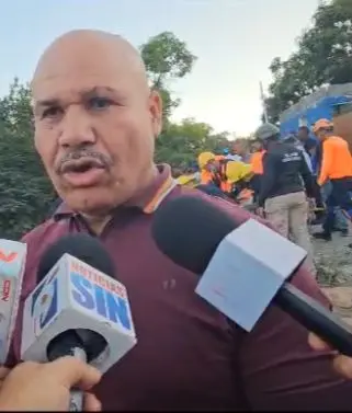 Familiares buscan desesperadamente chofer de autobús impactado por patana en Haina