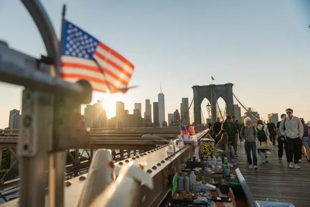 NY ordena desalojar vendedores ambulantes del icónico puente de Brooklyn