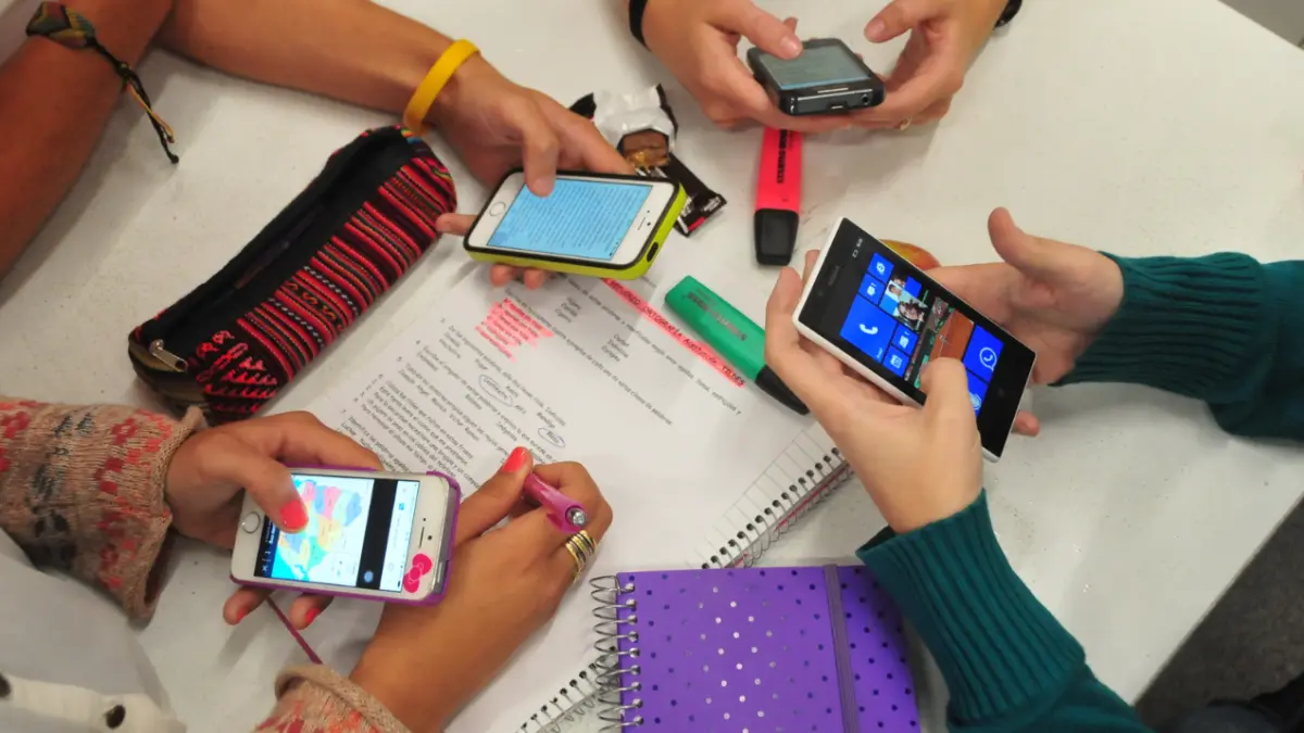 Prohíben a estudiantes uso de celulares en clases