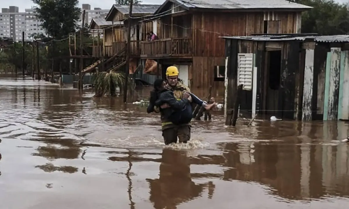 Australia trata de evacuar a 300 personas aisladas por inundaciones causadas por ciclón