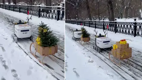 Robots repartidores con trineos traen regalos navideños en Moscú