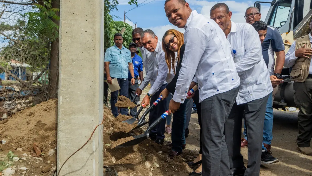 Dan primer palazo para rehabilitar redes, iluminar y electrificar a La Bombita en Azua