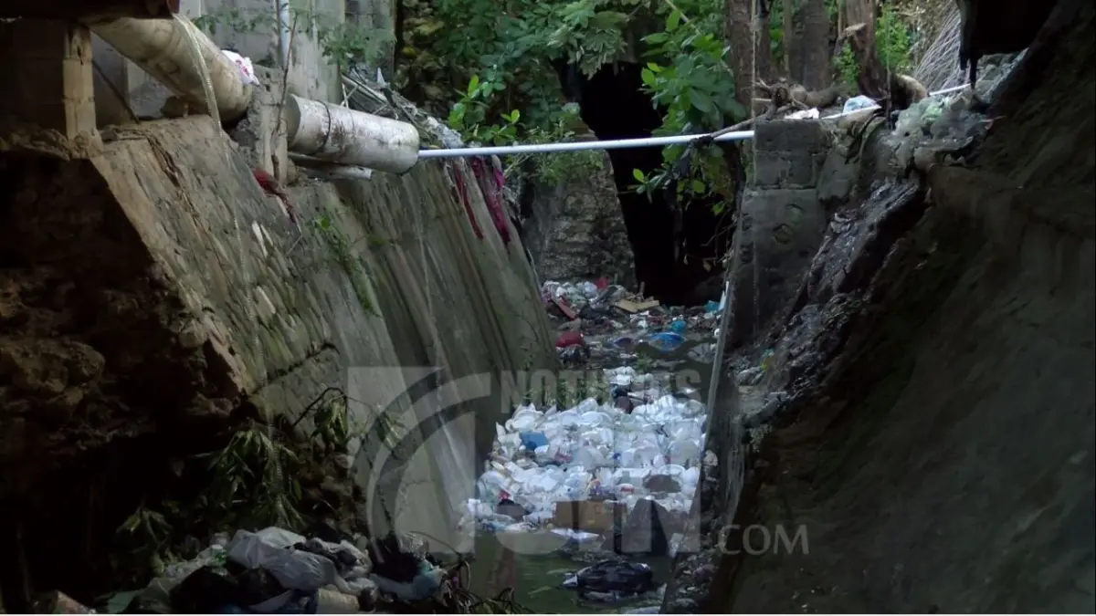 Atemorizados residentes en Villa Duarte cuyas viviendas están sobre una cañada