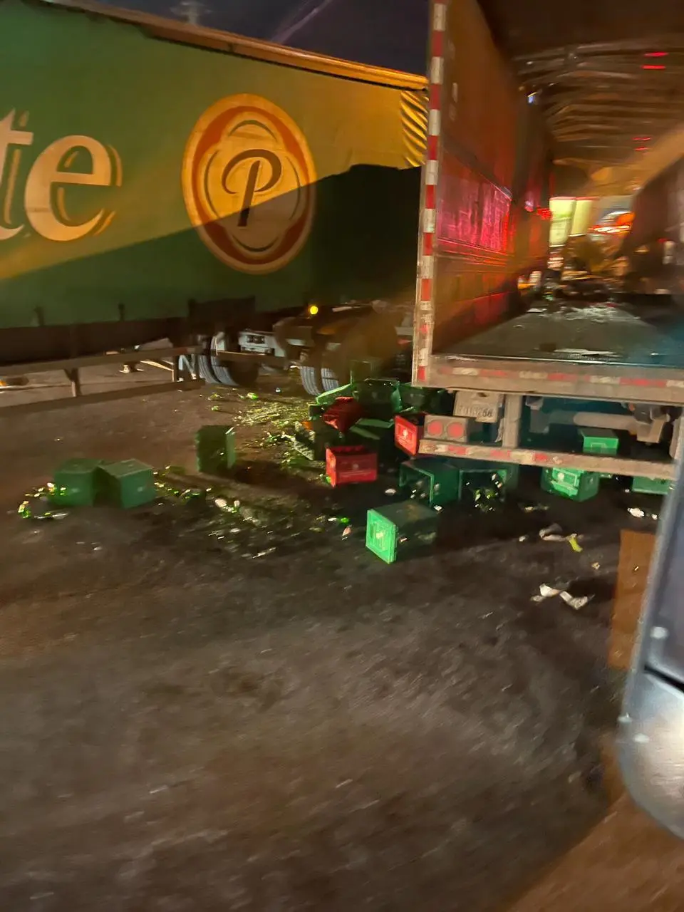 Cervecería informa no hubo lesionados en accidente con uno de sus camiones
