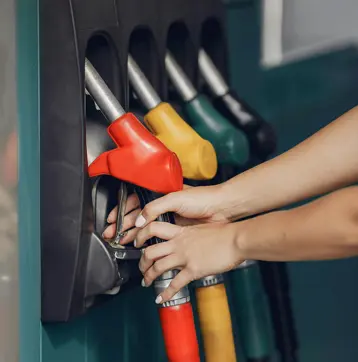 Bajan precio de tres combustibles