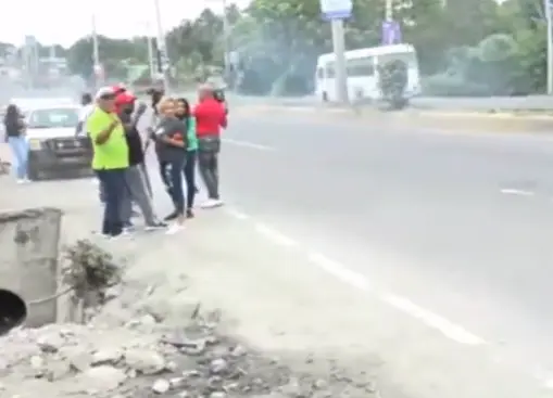 Periodistas pasan tremendo susto donde ocurrió accidente en Haina