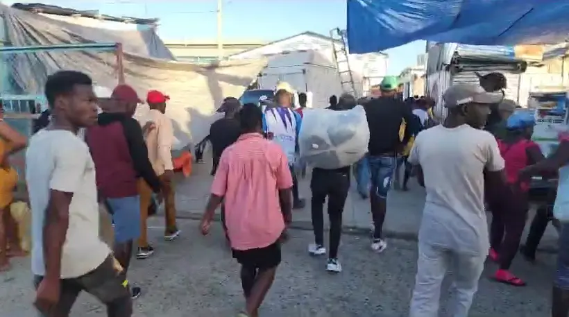 Haitianos cruzan al mercado binacional de Dajabón