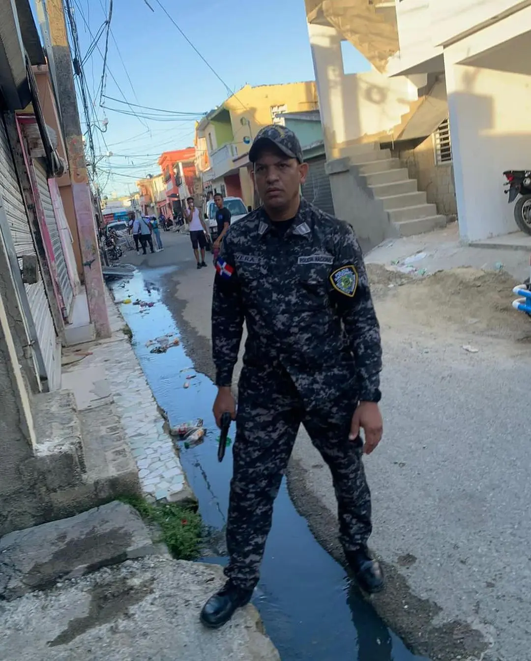 Agente PN agrede joven y le apunta con su arma