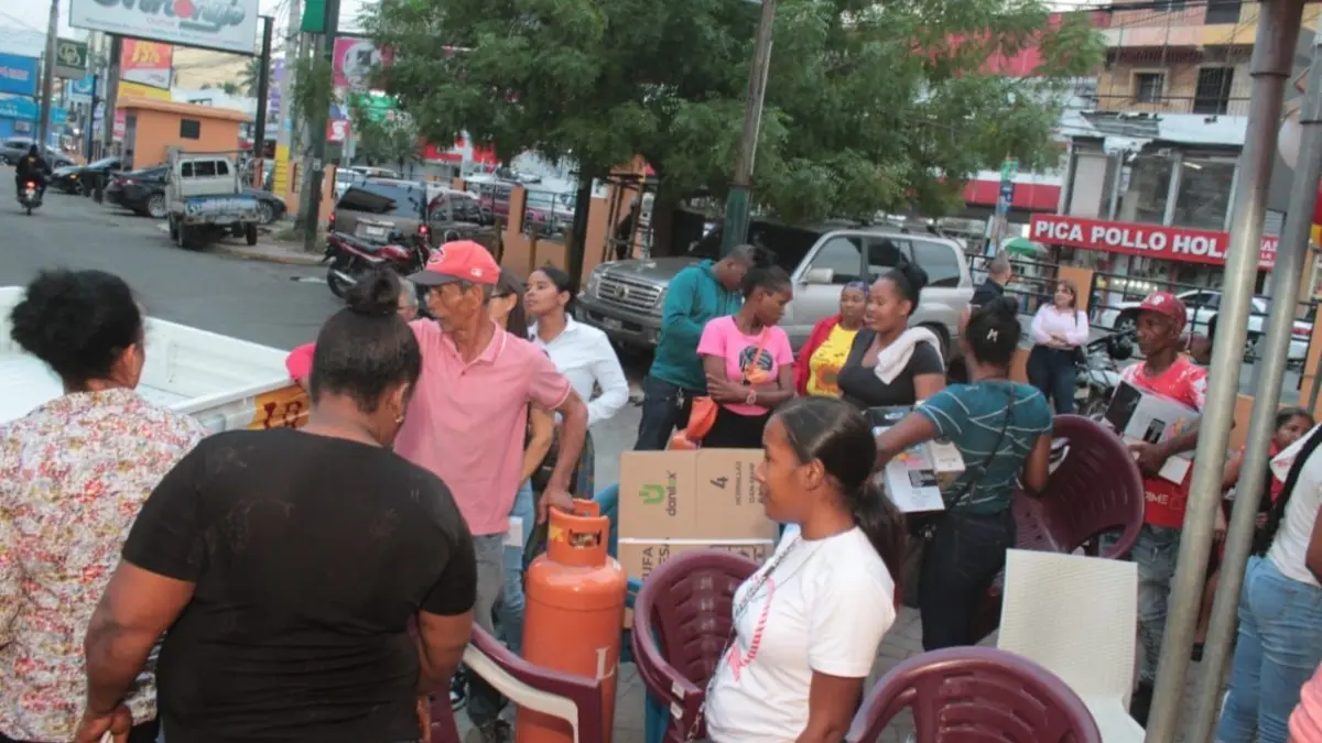 Decenas de familias en SDO son beneficiadas tras daños causados por aguaceros