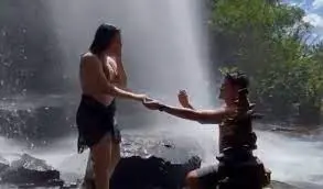 Novia se resbala en una cascada al momento de aceptar propuesta de matrimonio
