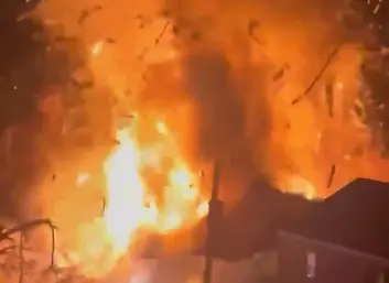 Explota casa cuando agentes policiales iban a revisarla en Arlington, EE.UU.