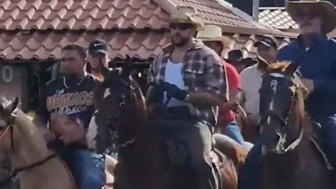 Bad Bunny sorprende a Puerto Rico montando a caballo