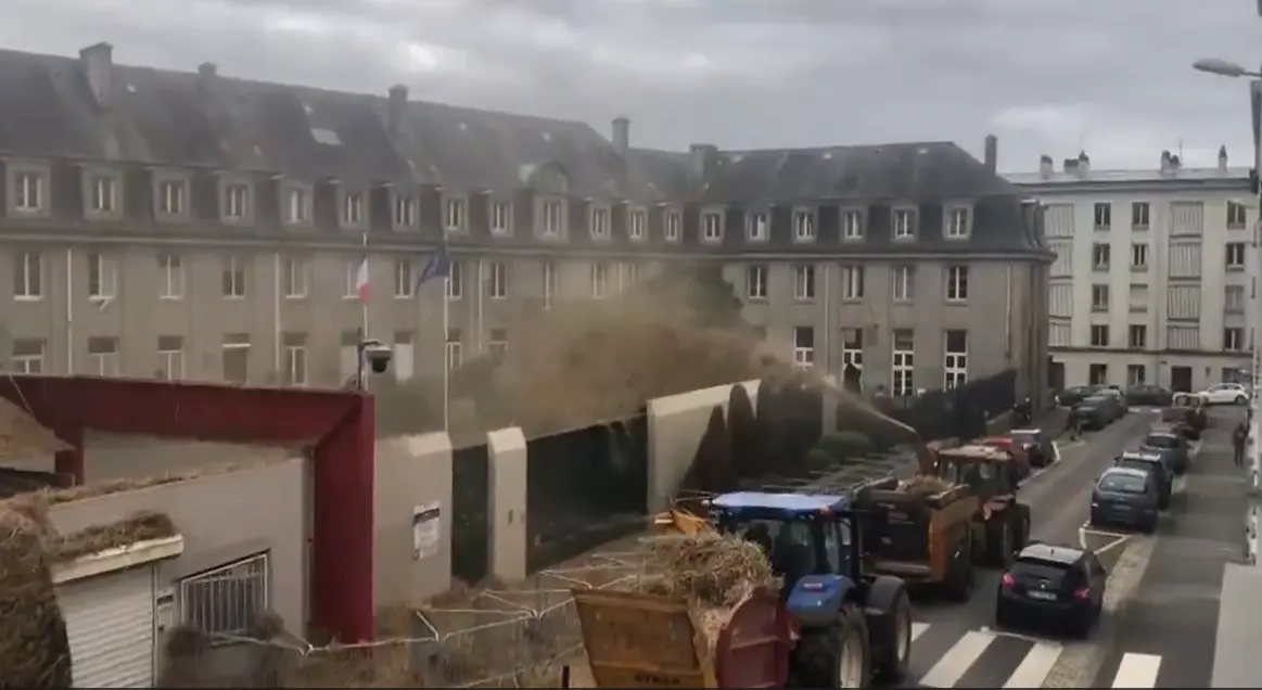 Agricultores rocían estiércol a edificios gubernamentales