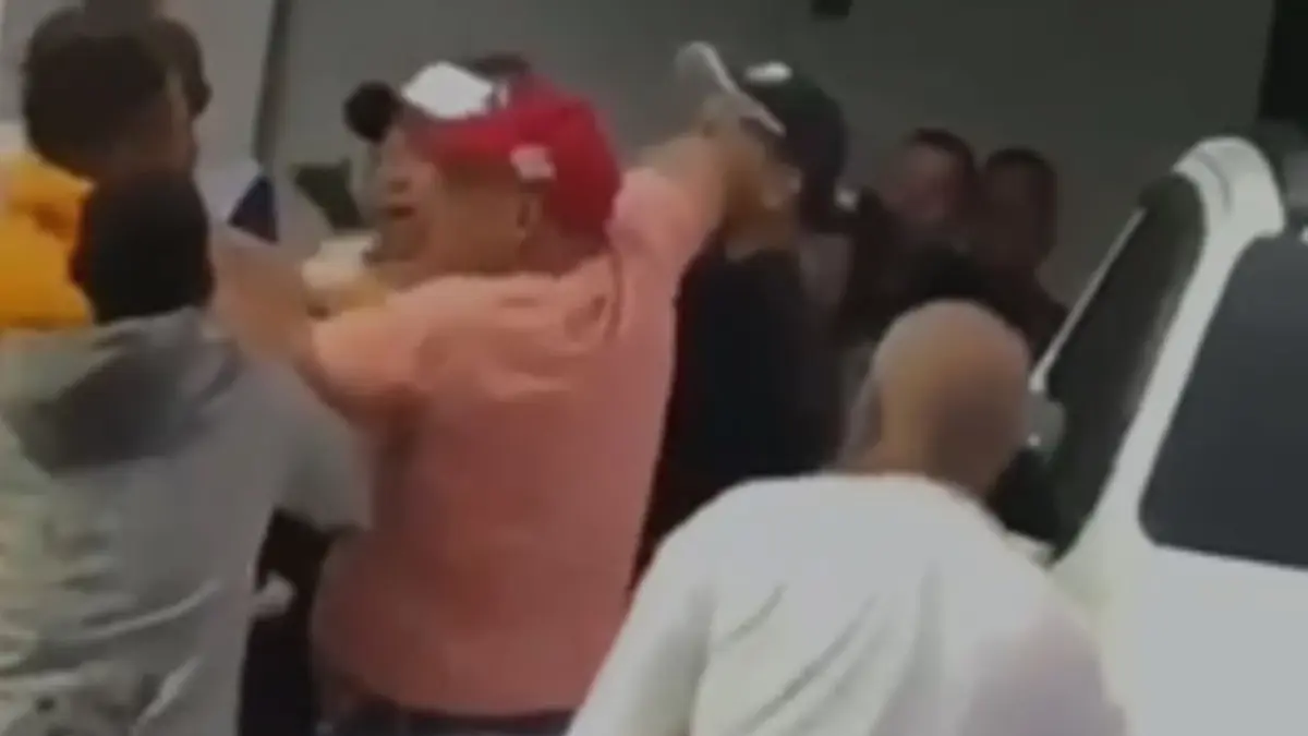 Graban a Julio Abreu peleando con un aspirante a regidor