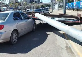 Tres heridos tras caer valla publicitaria en Santiago