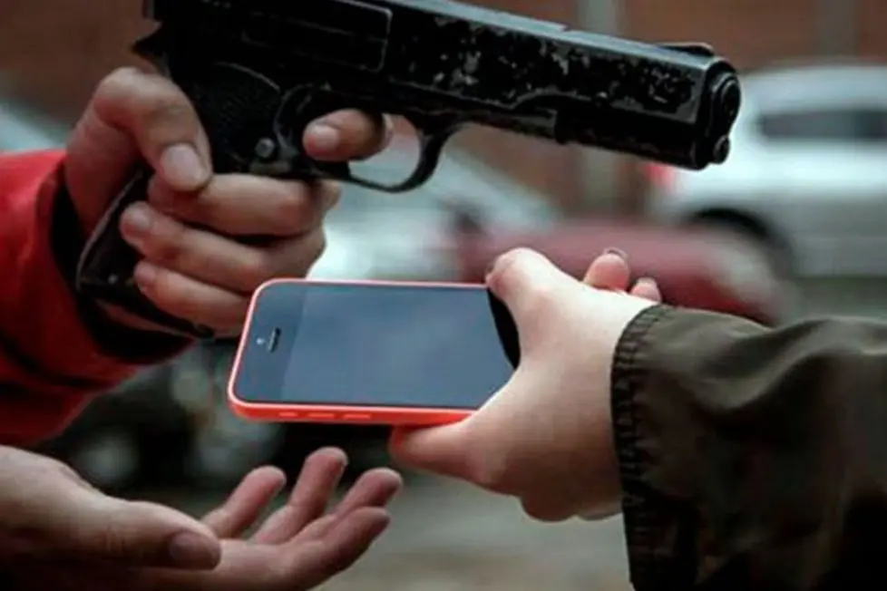 Malhechores usan mujer para asaltar joven mientras le daba la hora