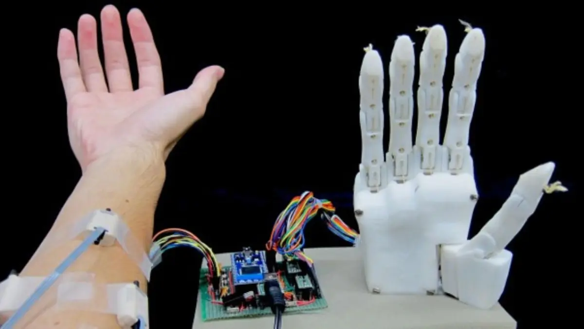 Científicos desarrollan tercer brazo robótico que podría manejarse con la respiración