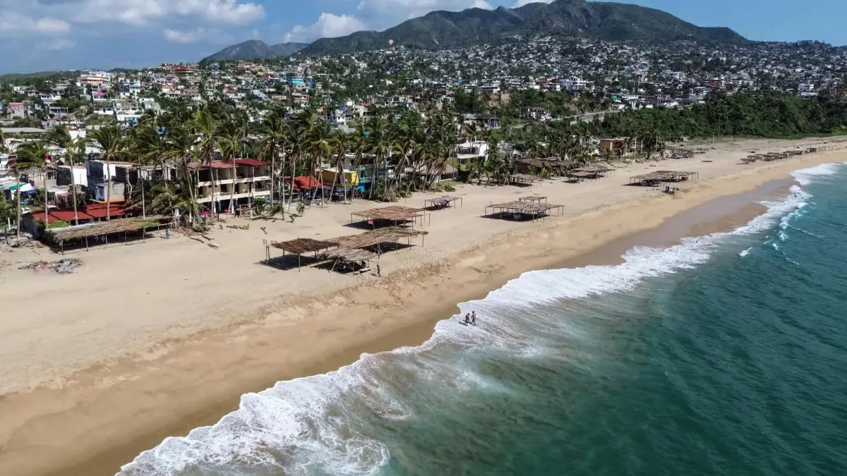 Restauranteros y empresarios de Acapulco están preocupados por playas vacías tras huracán