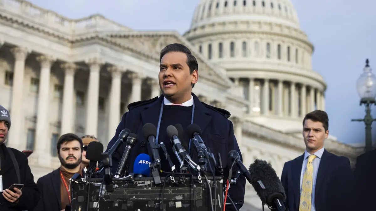 Congreso de EE.UU. expulsa al polémico legislador republicano George Santos