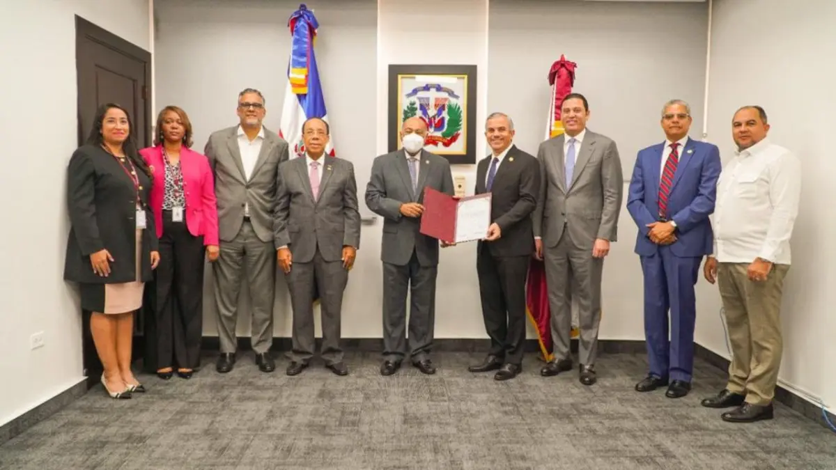 INESPRE entrega al Tribunal Constitucional el título de propiedad