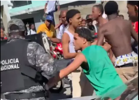 Hieren estudiante en trifulca en escuela de Los Alcarrizos