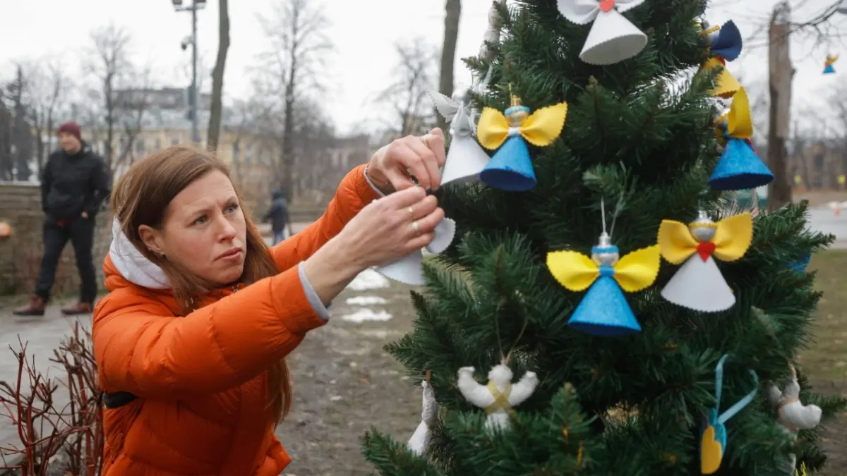 Ucranianos celebran por primera vez Navidad en medio de ataques rusos