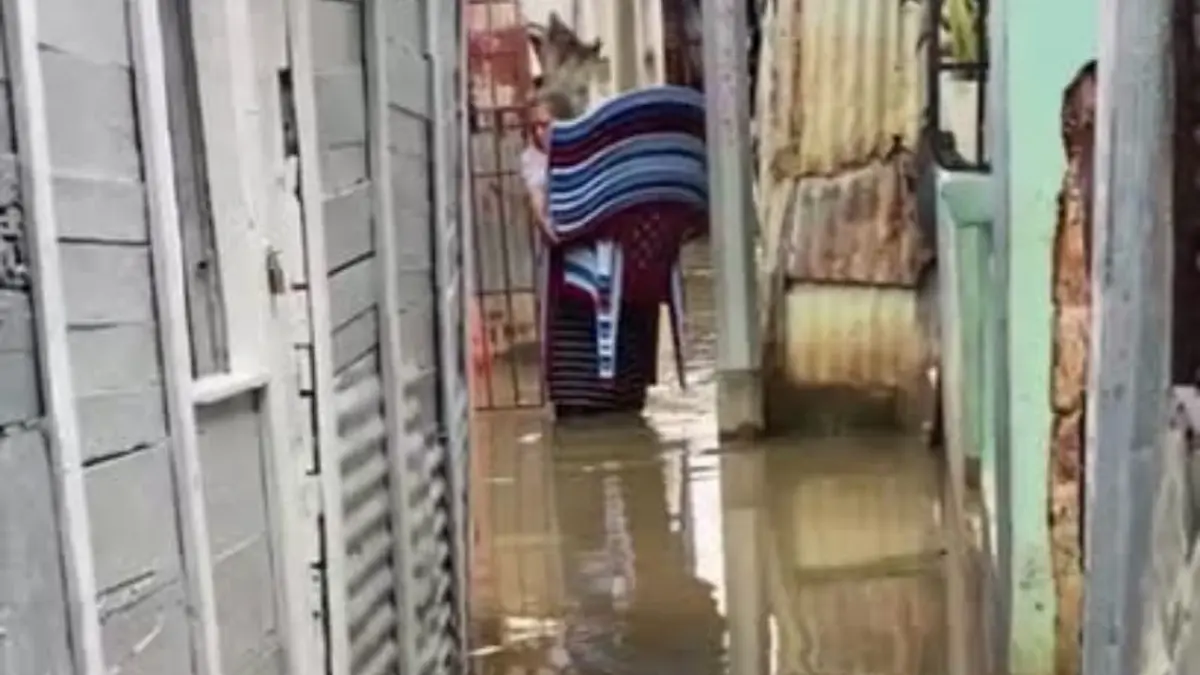 Tras intensas lluvias, comunitarios río Ozama comienzan a sacar ajuares